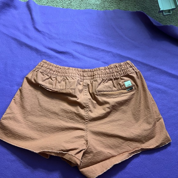 Vuori shorts.  Size 4.  Salmon colored. - Picture 4 of 5